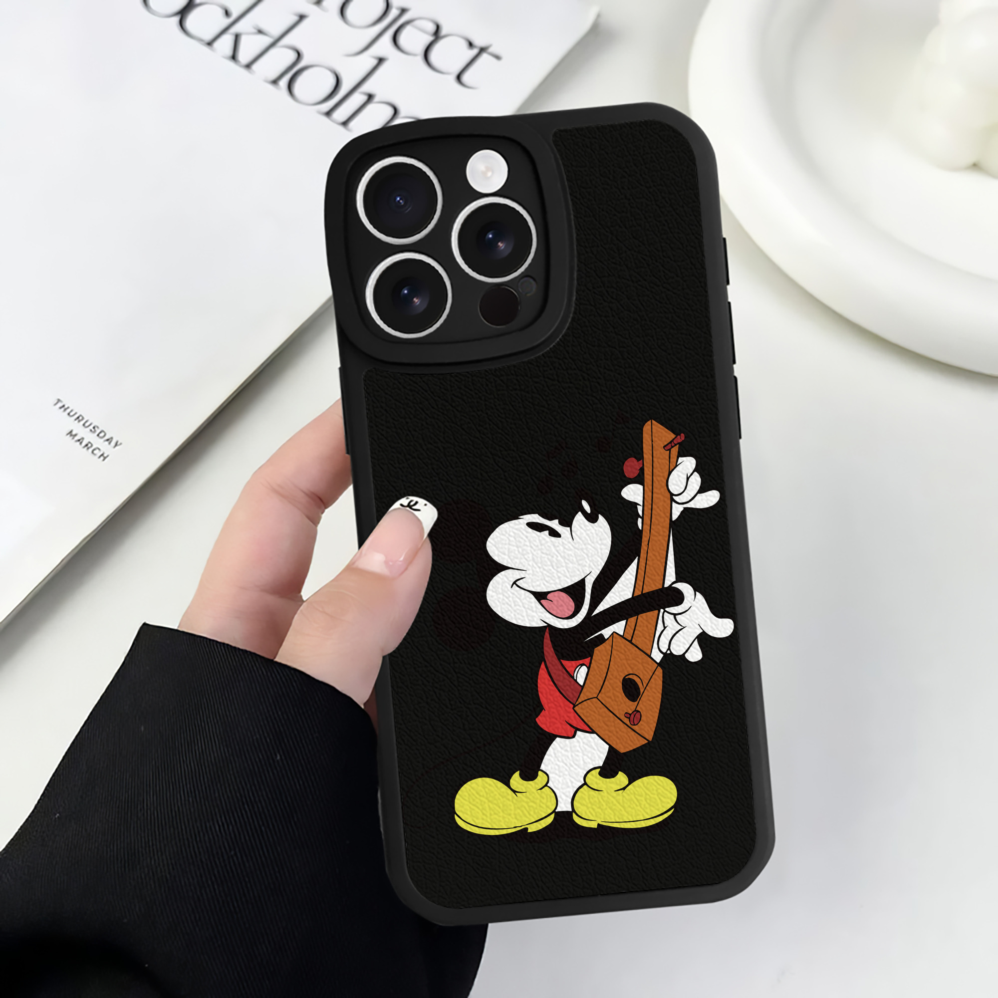 （画像用） ミッキーマウス Mickey Mouse 【iPhone 16シリーズ対応】シリコンスマホケース（レザー調） 材質：シリコン